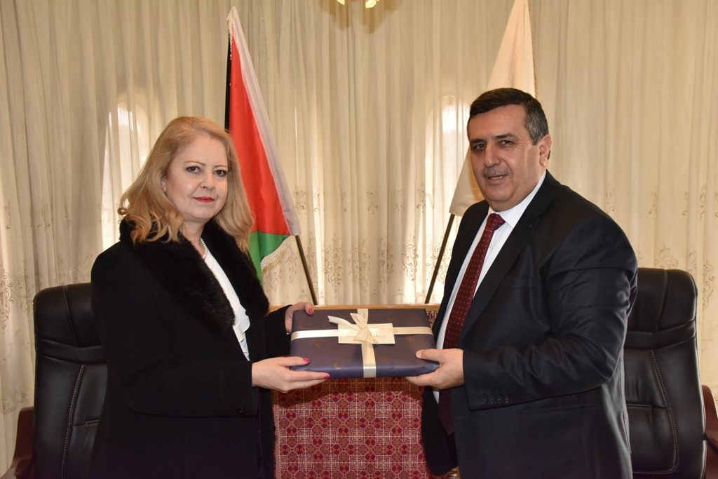 لقاء يجمع بين رئيس بلدية بيت لحم ومستشارة رئيس الوزراء في دار البلدية 