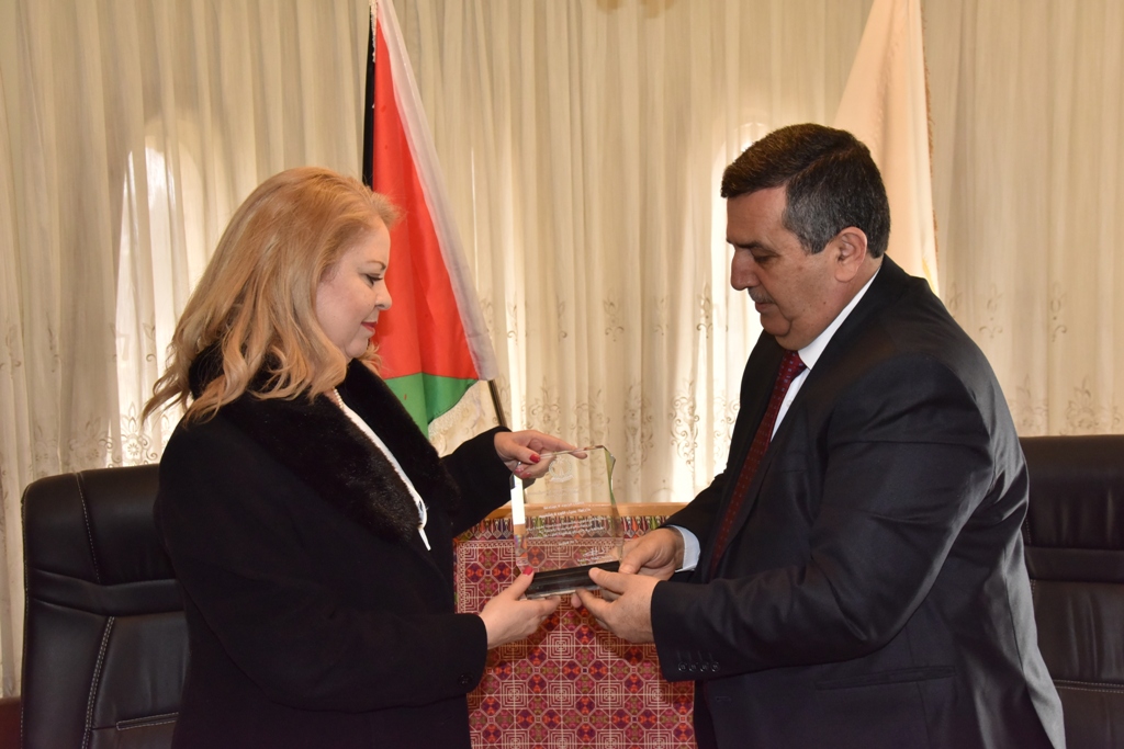 لقاء يجمع بين رئيس بلدية بيت لحم ومستشارة رئيس الوزراء في دار البلدية 