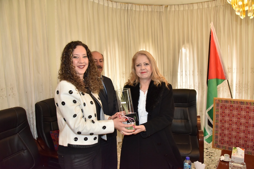 لقاء يجمع بين رئيس بلدية بيت لحم ومستشارة رئيس الوزراء في دار البلدية 