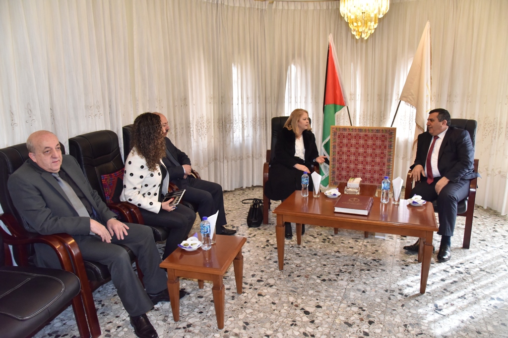 لقاء يجمع بين رئيس بلدية بيت لحم ومستشارة رئيس الوزراء في دار البلدية 