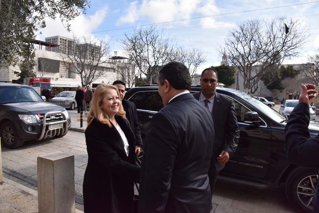 لقاء يجمع بين رئيس بلدية بيت لحم ومستشارة رئيس الوزراء في دار البلدية 