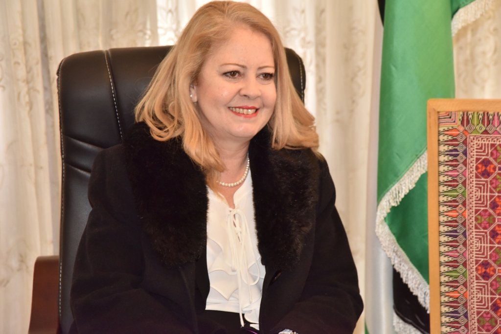 لقاء يجمع بين رئيس بلدية بيت لحم ومستشارة رئيس الوزراء في دار البلدية 