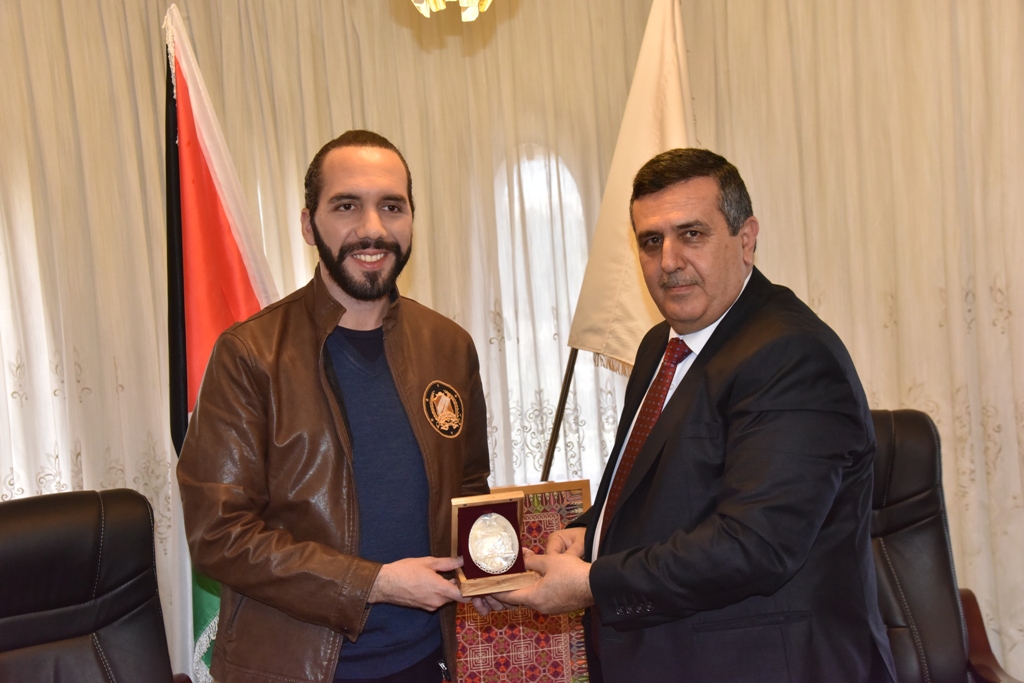 سلمان يستقبل رئيس بلدية سان سلفادور في دار البلدية