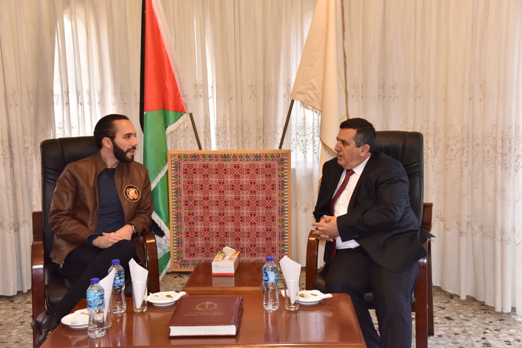 سلمان يستقبل رئيس بلدية سان سلفادور في دار البلدية