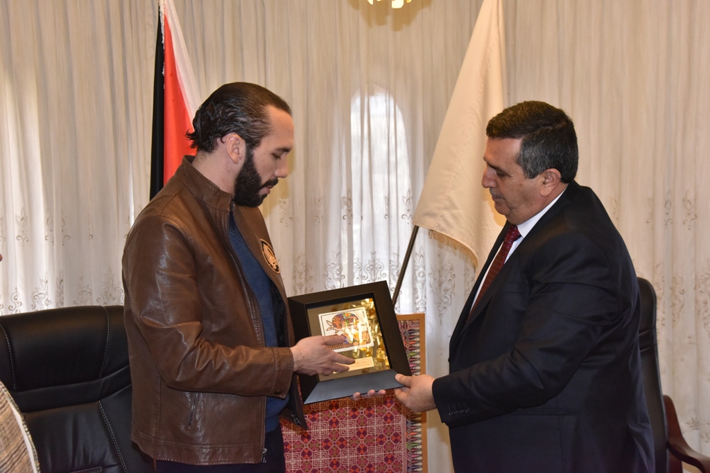 سلمان يستقبل رئيس بلدية سان سلفادور في دار البلدية