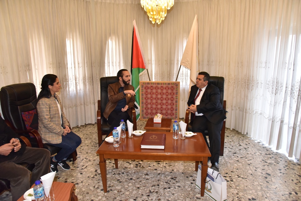 سلمان يستقبل رئيس بلدية سان سلفادور في دار البلدية