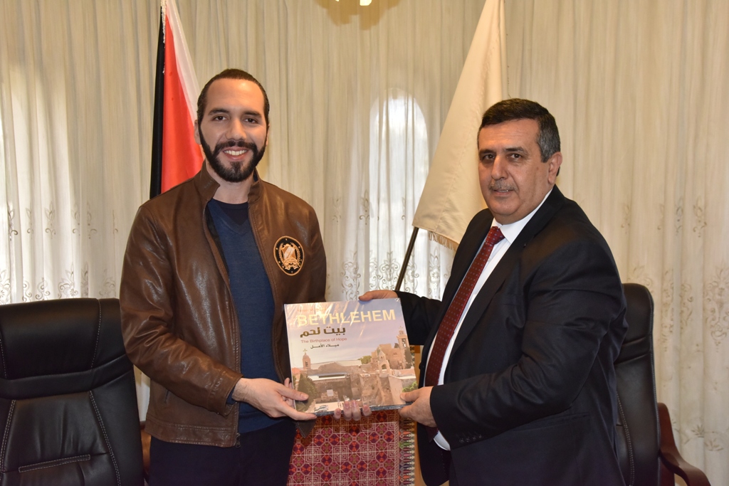 سلمان يستقبل رئيس بلدية سان سلفادور في دار البلدية