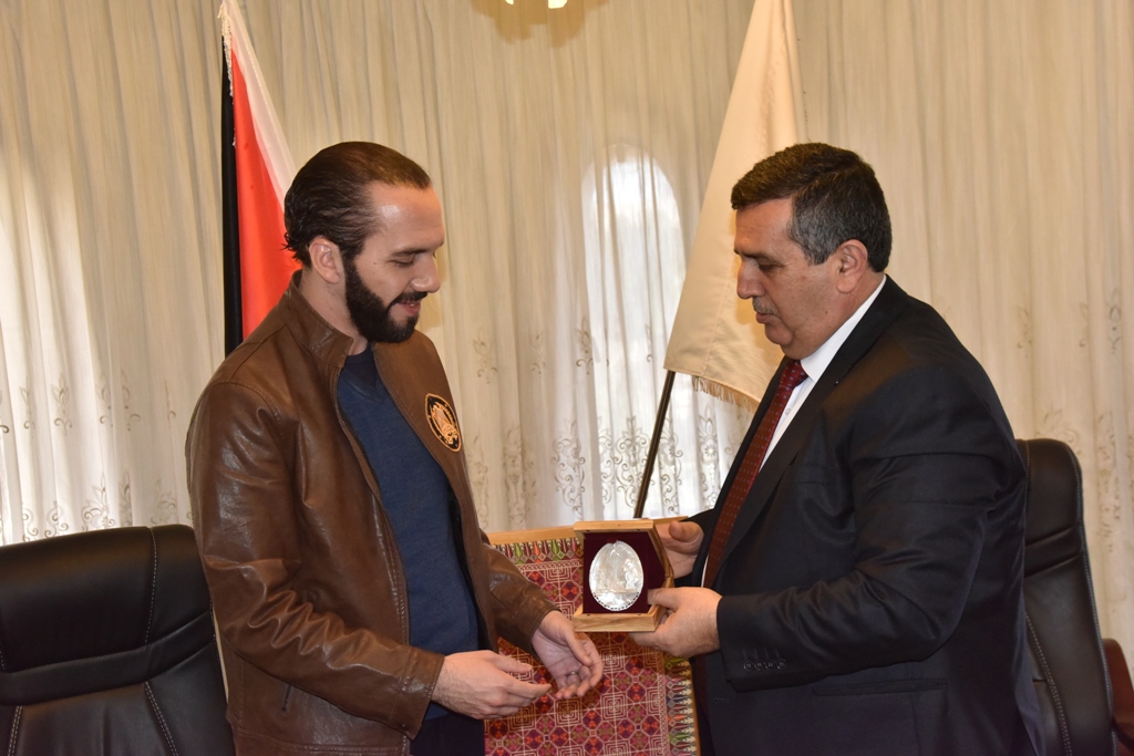 سلمان يستقبل رئيس بلدية سان سلفادور في دار البلدية