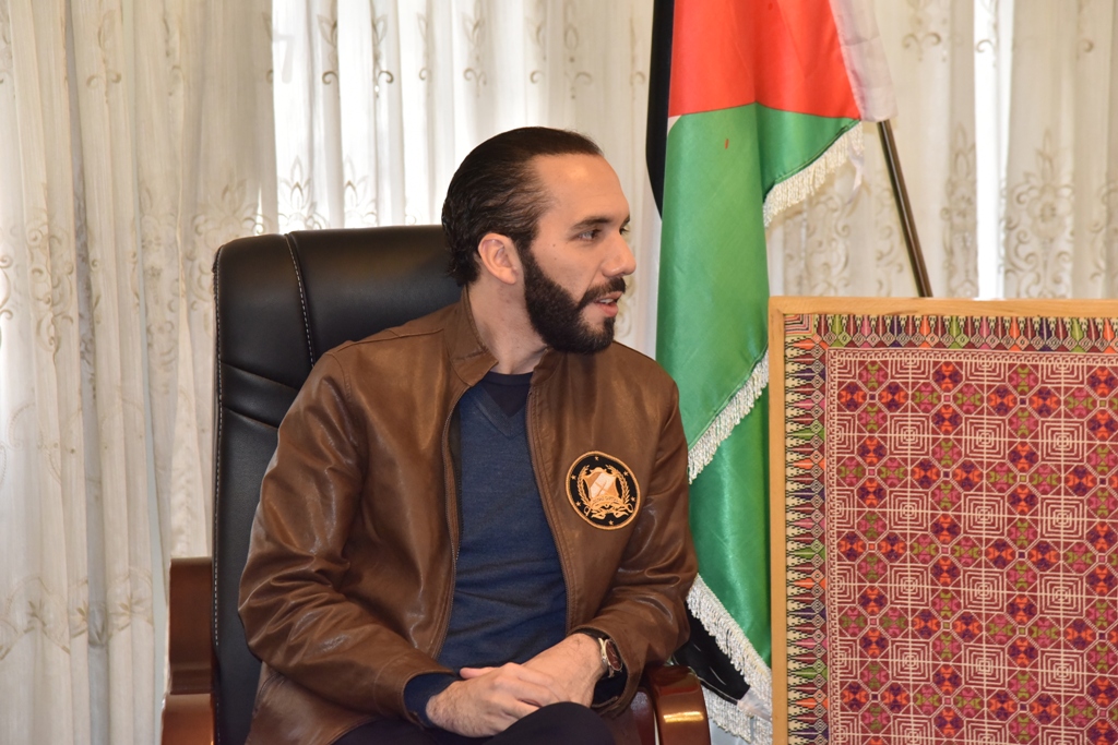 سلمان يستقبل رئيس بلدية سان سلفادور في دار البلدية