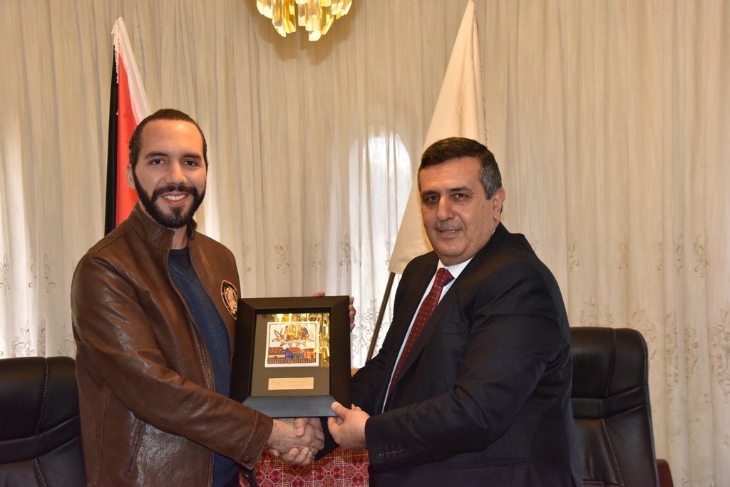 سلمان يستقبل رئيس بلدية سان سلفادور في دار البلدية