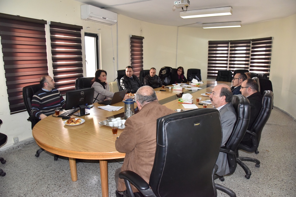 اجتماع مشترك بين لجنة التخطيط الإستراتيجي وفريق التخطيط الأساسي في دار البلدية لتقييم اللقاء المجتمعي الثاني 