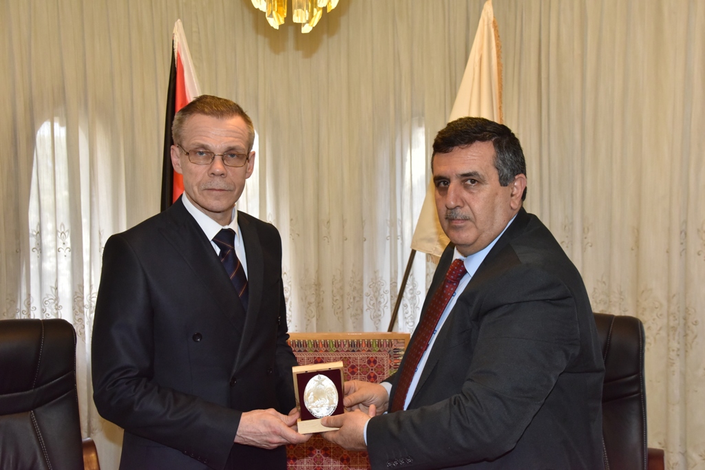 سلمان يستقبل ممثل جمهورية لاتفيا في دار البلدية