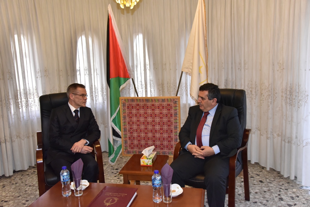 سلمان يستقبل ممثل جمهورية لاتفيا في دار البلدية