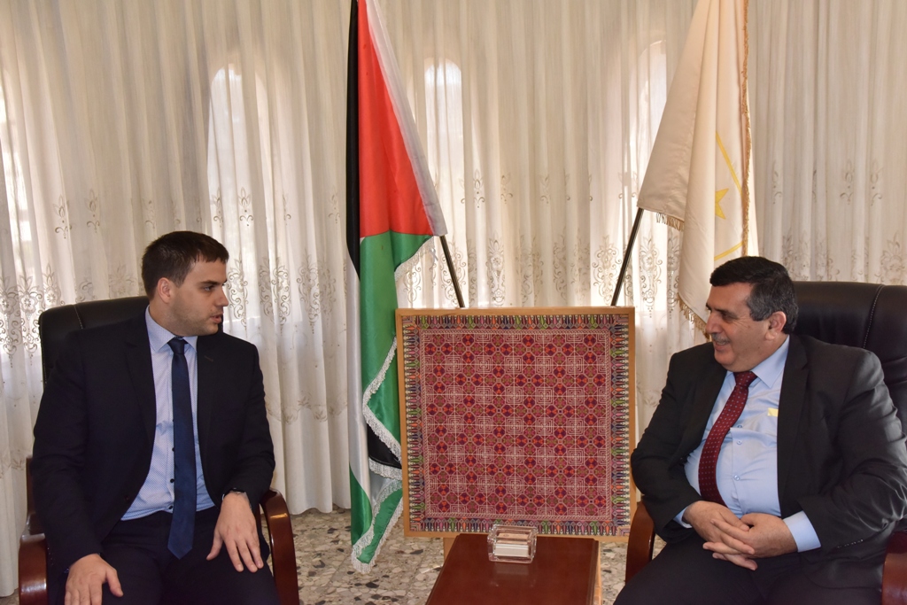 سلمان يستقبل ممثل هنغاريا لدى فلسطين ويبحثان سبل التعاون المشترك