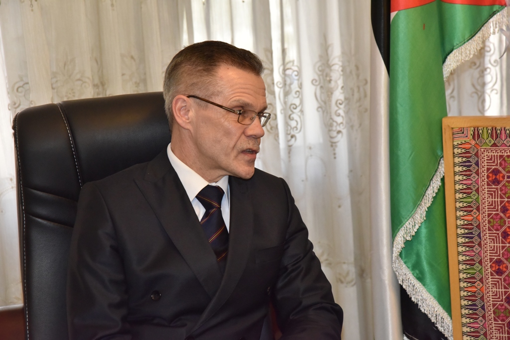 سلمان يستقبل ممثل جمهورية لاتفيا في دار البلدية