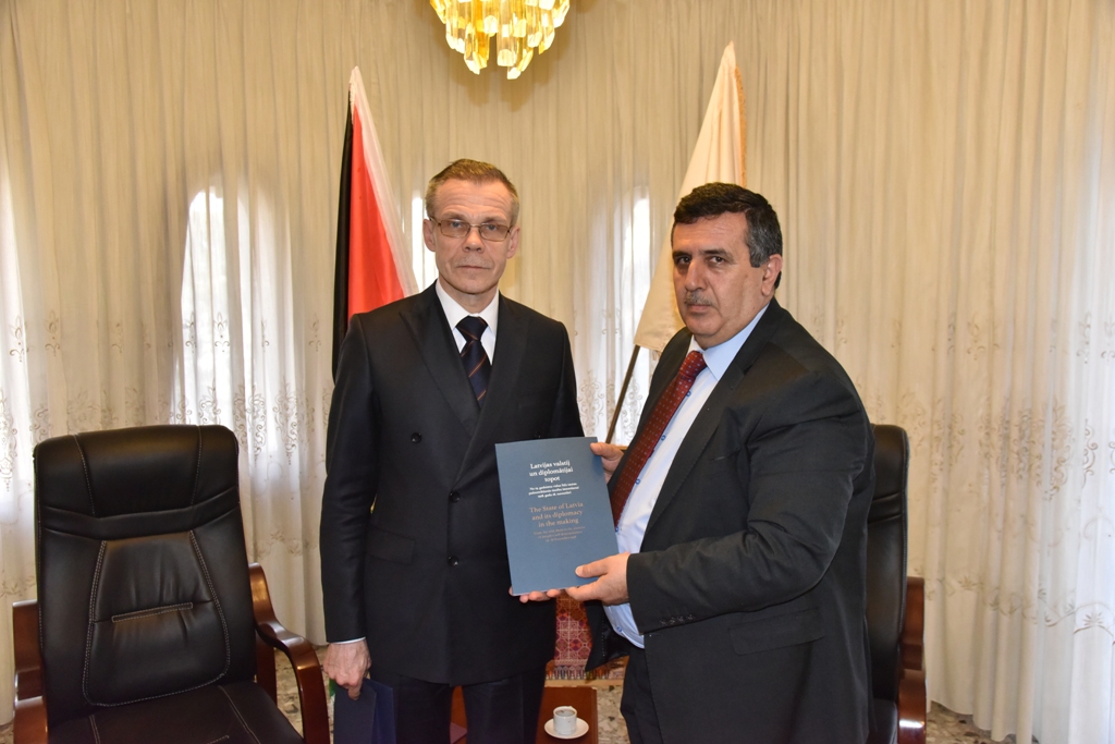 سلمان يستقبل ممثل جمهورية لاتفيا في دار البلدية