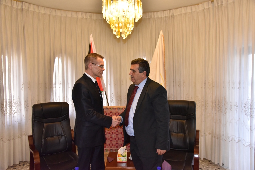 سلمان يستقبل ممثل جمهورية لاتفيا في دار البلدية