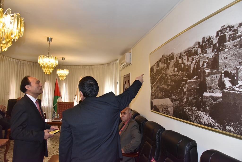 رئيس بلدية بيت لحم يستقبل  أمين عام الإتحاد الدولي للإتصالات ويرافقه في جولته إلى كنيسة المهد 