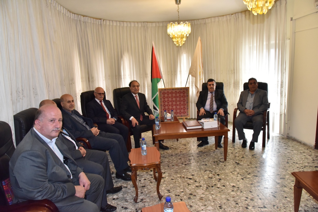 رئيس بلدية بيت لحم يستقبل  أمين عام الإتحاد الدولي للإتصالات ويرافقه في جولته إلى كنيسة المهد 