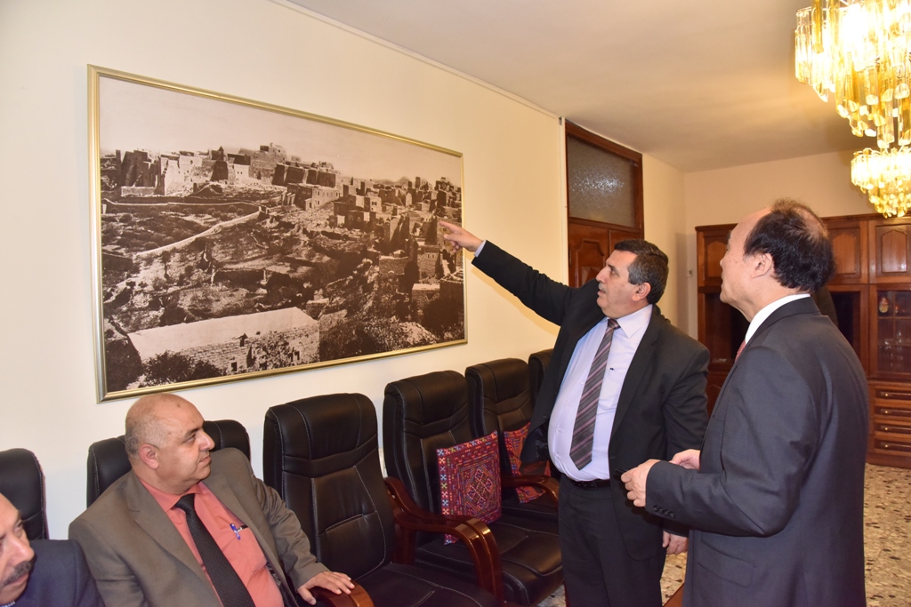 رئيس بلدية بيت لحم يستقبل  أمين عام الإتحاد الدولي للإتصالات ويرافقه في جولته إلى كنيسة المهد 