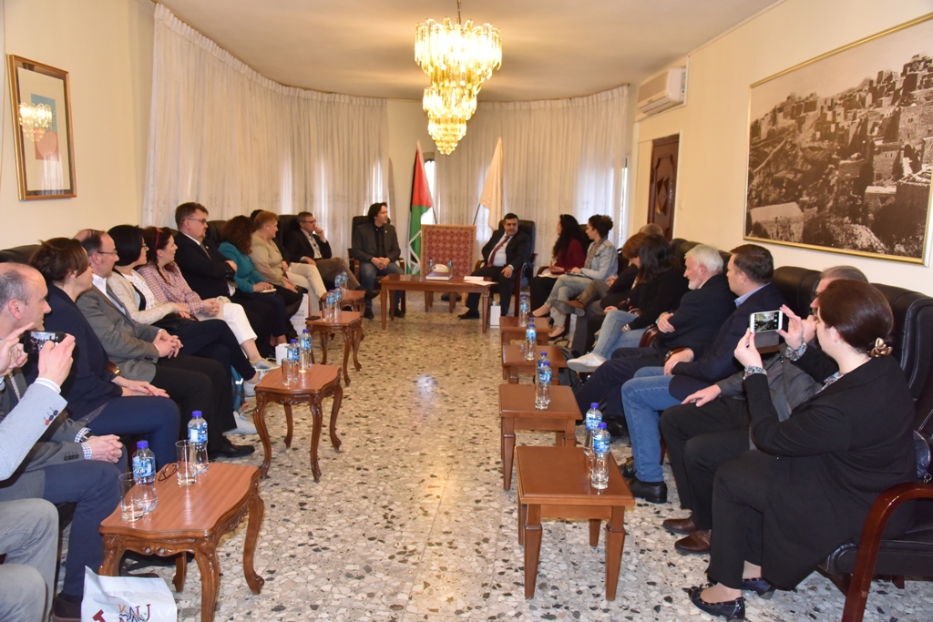 سلمان يلتقي وفد الإتحاد الأوروبي للمسارات الثقافية برئاسة نائب رئيس بلدية أسيزي 