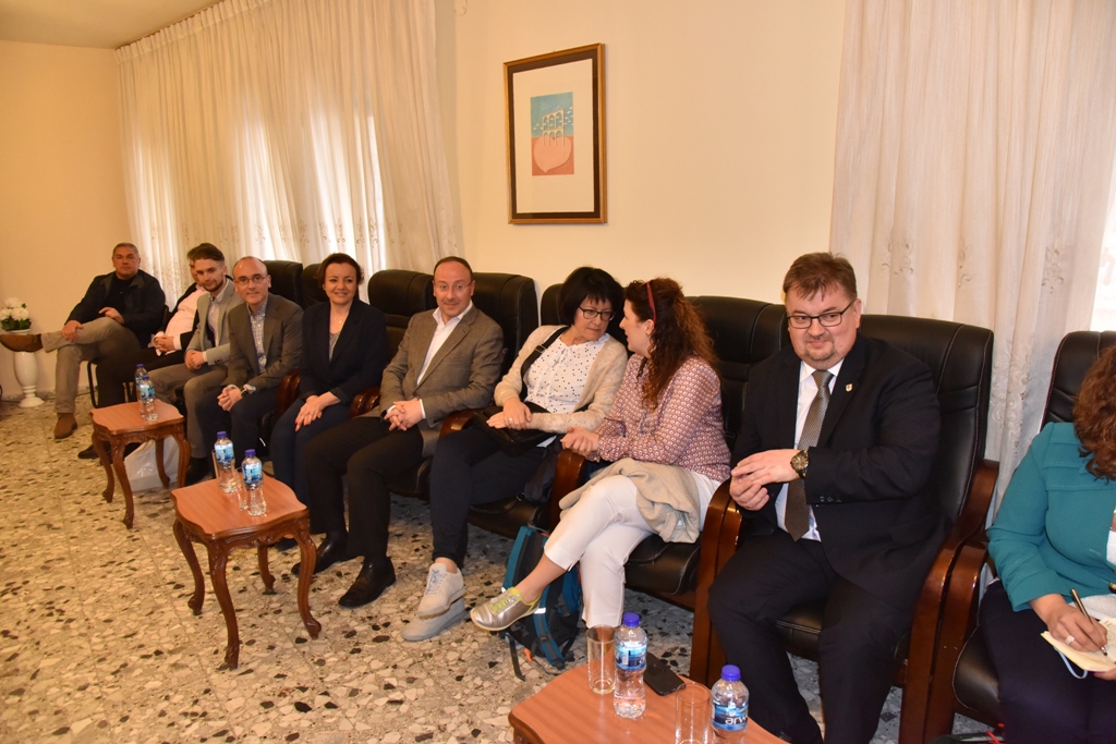 سلمان يلتقي وفد الإتحاد الأوروبي للمسارات الثقافية برئاسة نائب رئيس بلدية أسيزي 