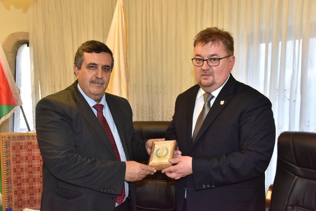 سلمان يلتقي وفد الإتحاد الأوروبي للمسارات الثقافية برئاسة نائب رئيس بلدية أسيزي 