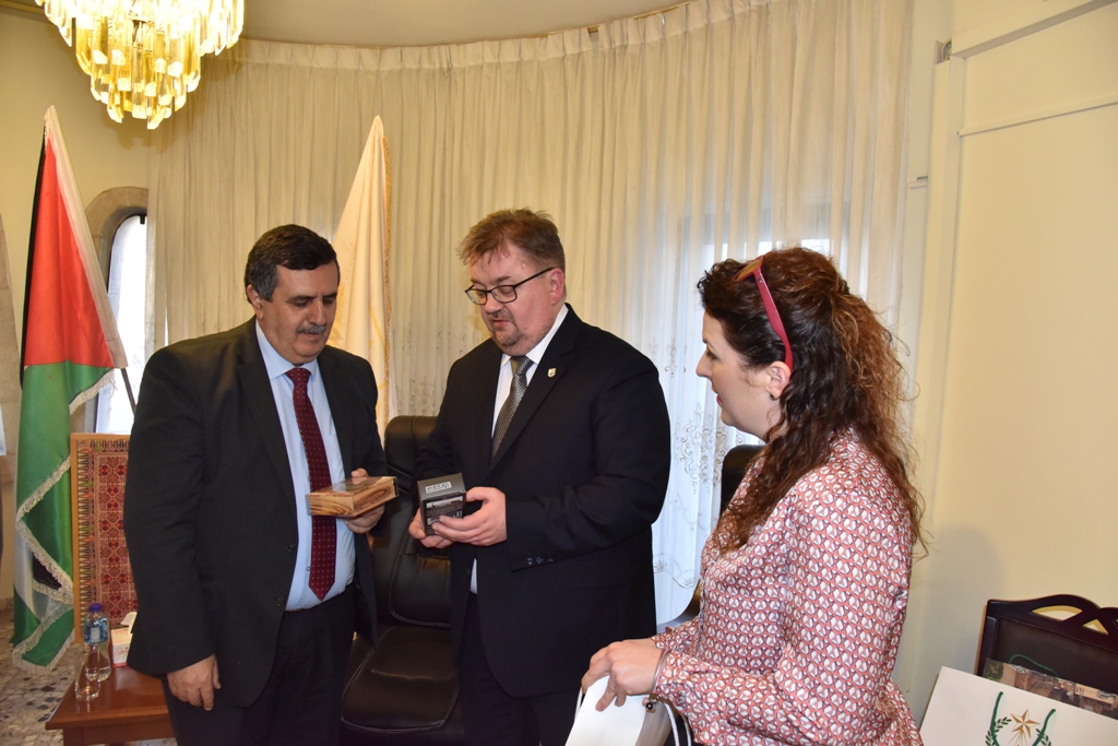 سلمان يلتقي وفد الإتحاد الأوروبي للمسارات الثقافية برئاسة نائب رئيس بلدية أسيزي 