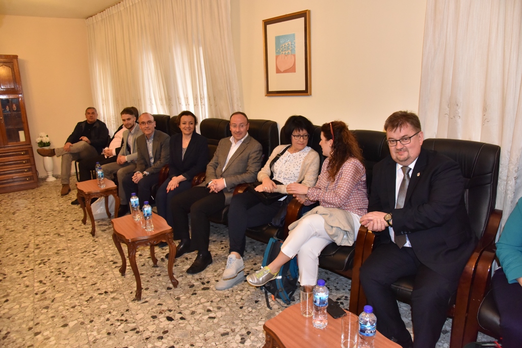 سلمان يلتقي وفد الإتحاد الأوروبي للمسارات الثقافية برئاسة نائب رئيس بلدية أسيزي 