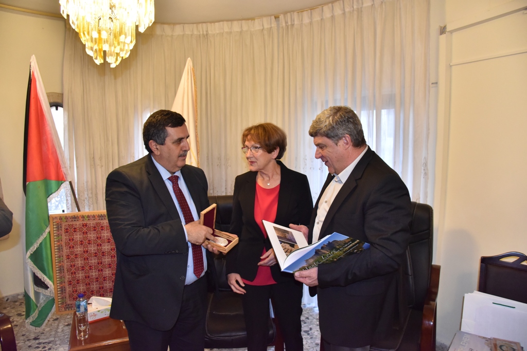 سلمان يلتقي وفد الإتحاد الأوروبي للمسارات الثقافية برئاسة نائب رئيس بلدية أسيزي 