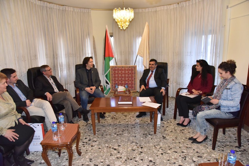 سلمان يلتقي وفد الإتحاد الأوروبي للمسارات الثقافية برئاسة نائب رئيس بلدية أسيزي 