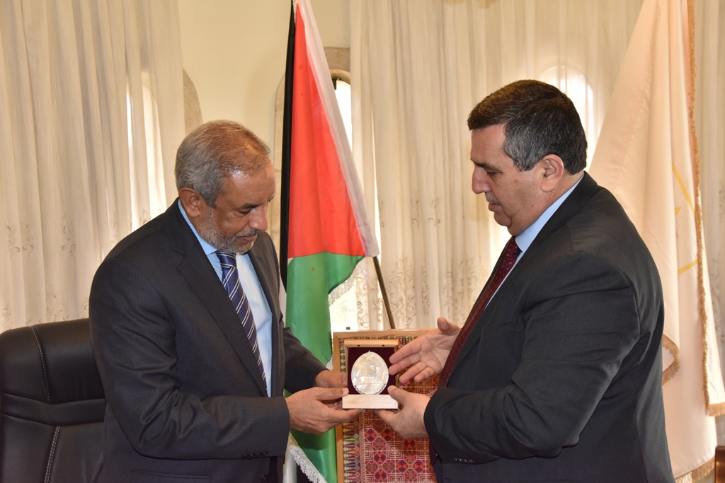 رئيس بلدية بيت لحم يستقبل ممثل جمهورية جنوب افريقيا لدى دولة فلسطين ويبحثان سبل التعاون المشترك