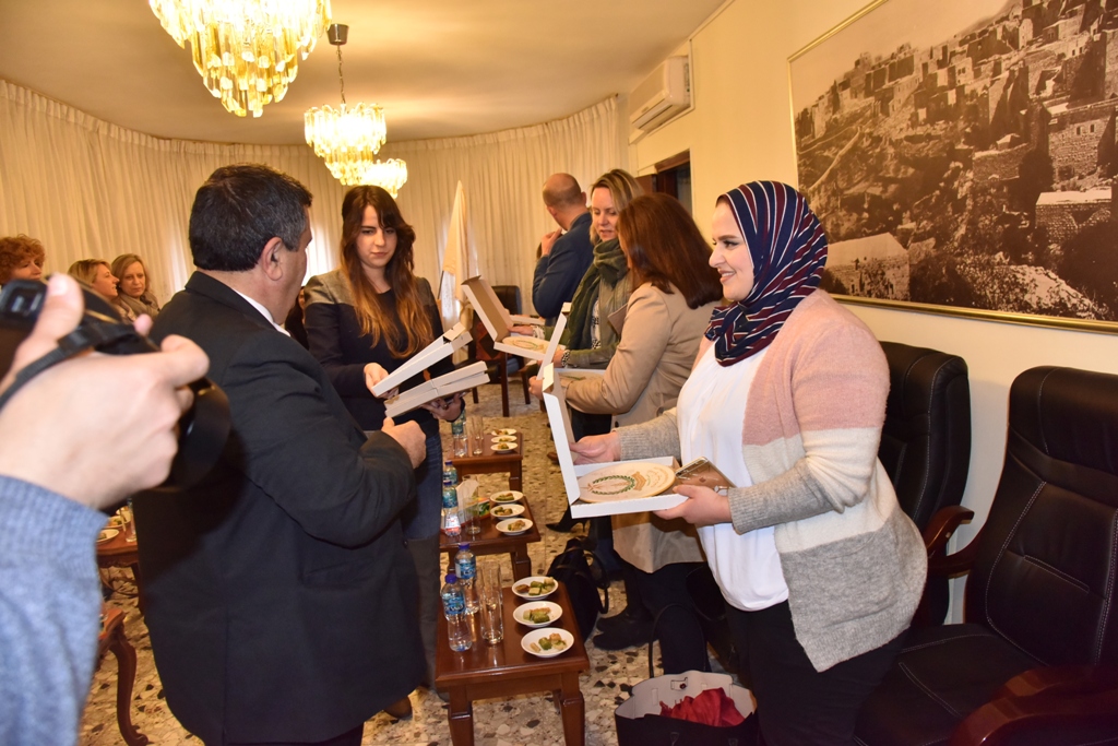 رئيس وأعضاء مجلس بلدية بيت لحم يستقبلون وفداً قضائياً أوروبياً ومديرة المعهد القضائي الفلسطيني في دار البلدية