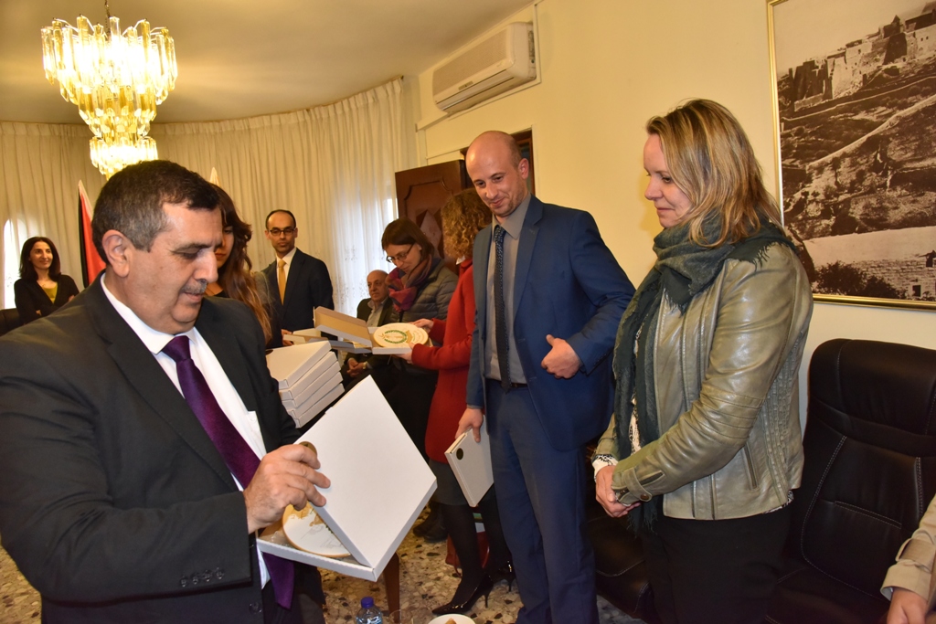 رئيس وأعضاء مجلس بلدية بيت لحم يستقبلون وفداً قضائياً أوروبياً ومديرة المعهد القضائي الفلسطيني في دار البلدية