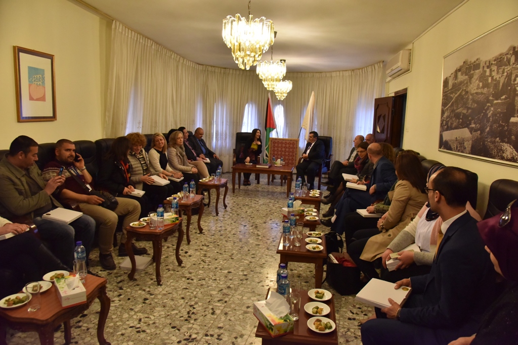 رئيس وأعضاء مجلس بلدية بيت لحم يستقبلون وفداً قضائياً أوروبياً ومديرة المعهد القضائي الفلسطيني في دار البلدية