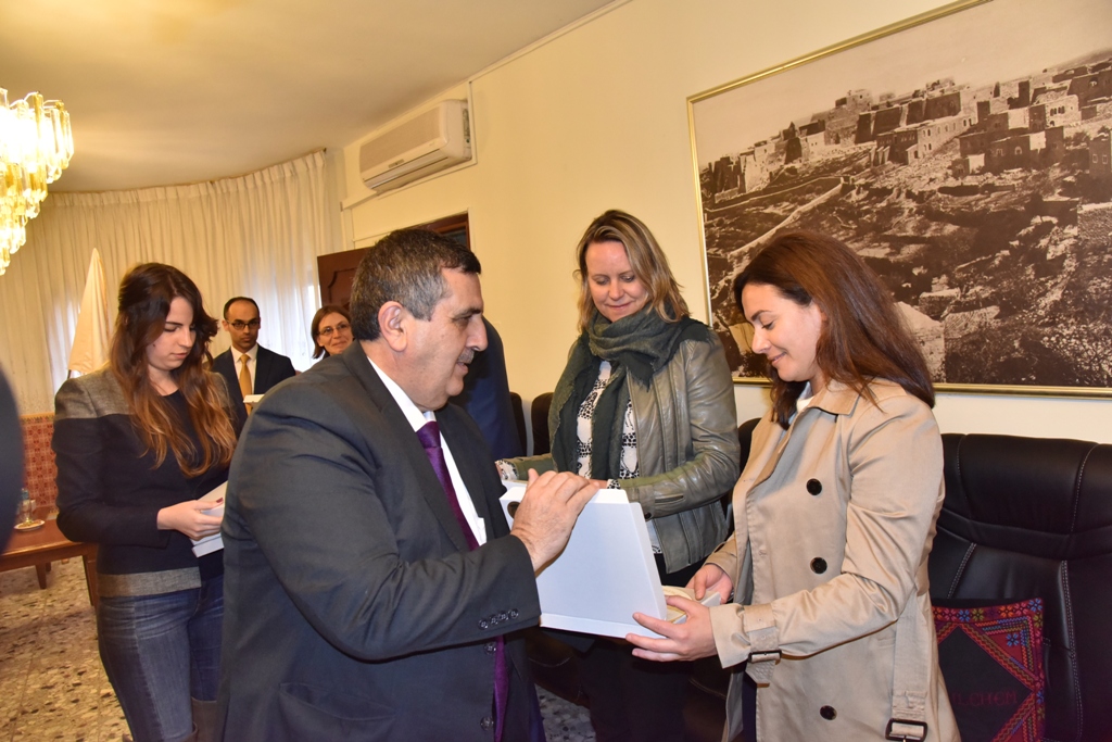 رئيس وأعضاء مجلس بلدية بيت لحم يستقبلون وفداً قضائياً أوروبياً ومديرة المعهد القضائي الفلسطيني في دار البلدية