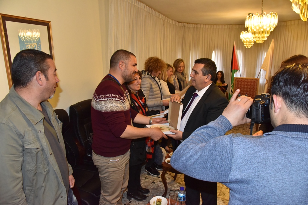 رئيس وأعضاء مجلس بلدية بيت لحم يستقبلون وفداً قضائياً أوروبياً ومديرة المعهد القضائي الفلسطيني في دار البلدية