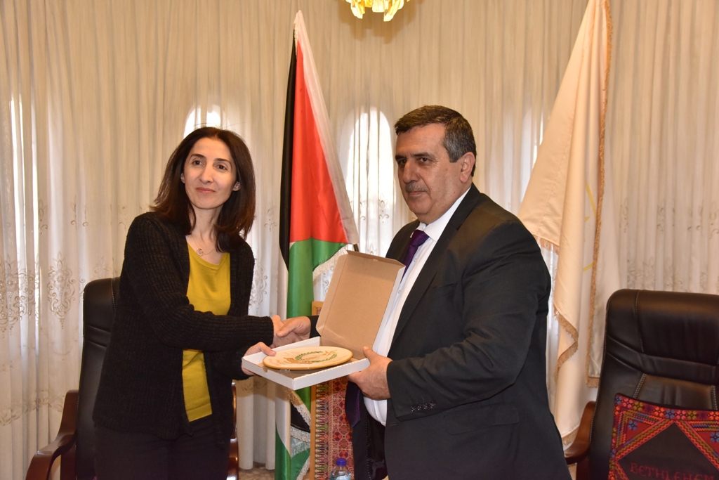 رئيس وأعضاء مجلس بلدية بيت لحم يستقبلون وفداً قضائياً أوروبياً ومديرة المعهد القضائي الفلسطيني في دار البلدية