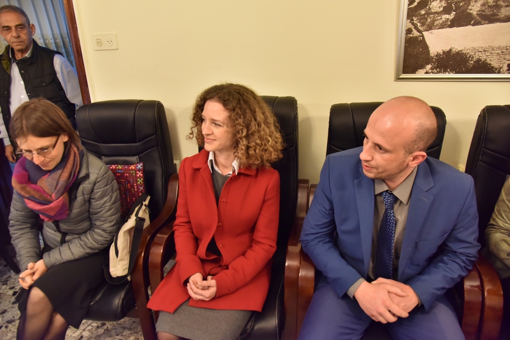 رئيس وأعضاء مجلس بلدية بيت لحم يستقبلون وفداً قضائياً أوروبياً ومديرة المعهد القضائي الفلسطيني في دار البلدية