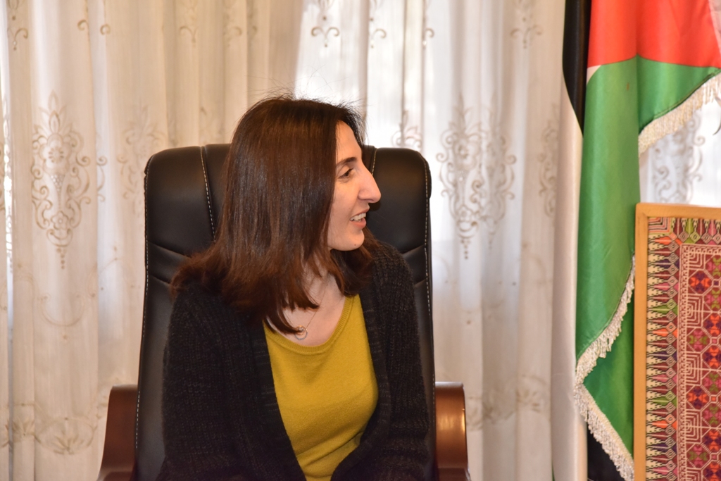 رئيس وأعضاء مجلس بلدية بيت لحم يستقبلون وفداً قضائياً أوروبياً ومديرة المعهد القضائي الفلسطيني في دار البلدية