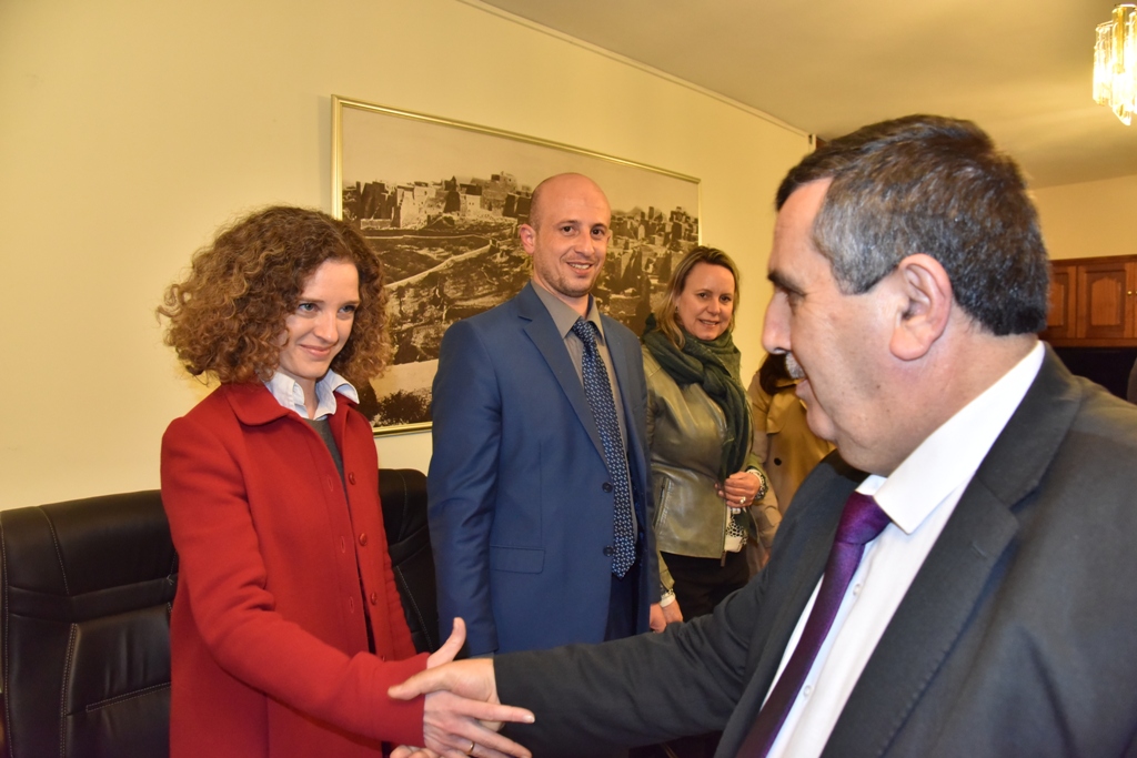 رئيس وأعضاء مجلس بلدية بيت لحم يستقبلون وفداً قضائياً أوروبياً ومديرة المعهد القضائي الفلسطيني في دار البلدية