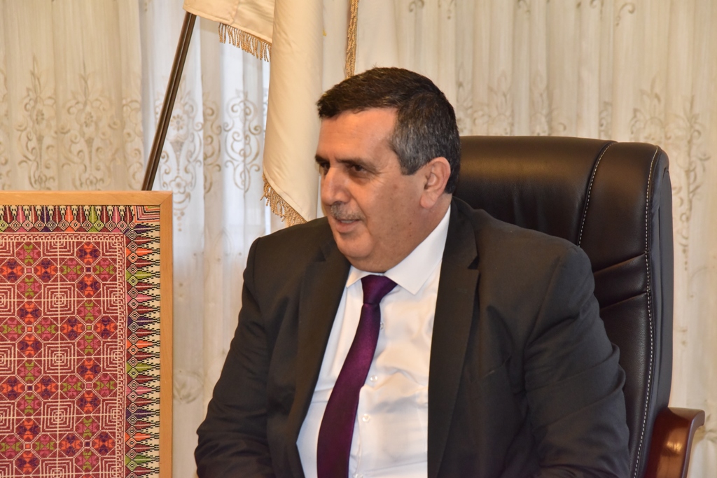 رئيس وأعضاء مجلس بلدية بيت لحم يستقبلون وفداً قضائياً أوروبياً ومديرة المعهد القضائي الفلسطيني في دار البلدية