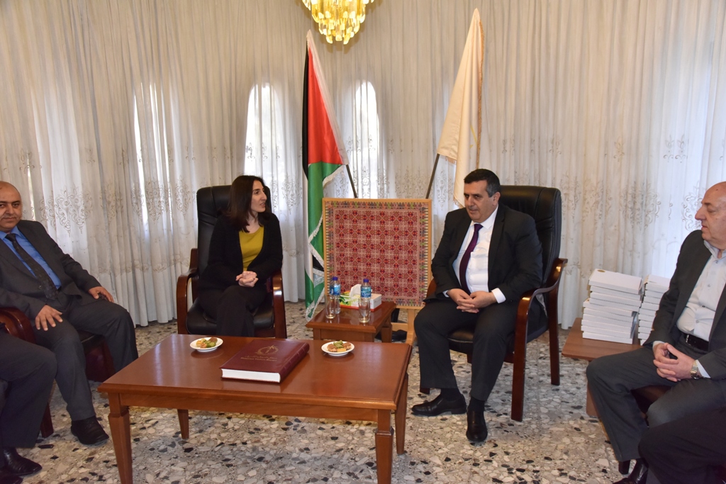 رئيس وأعضاء مجلس بلدية بيت لحم يستقبلون وفداً قضائياً أوروبياً ومديرة المعهد القضائي الفلسطيني في دار البلدية