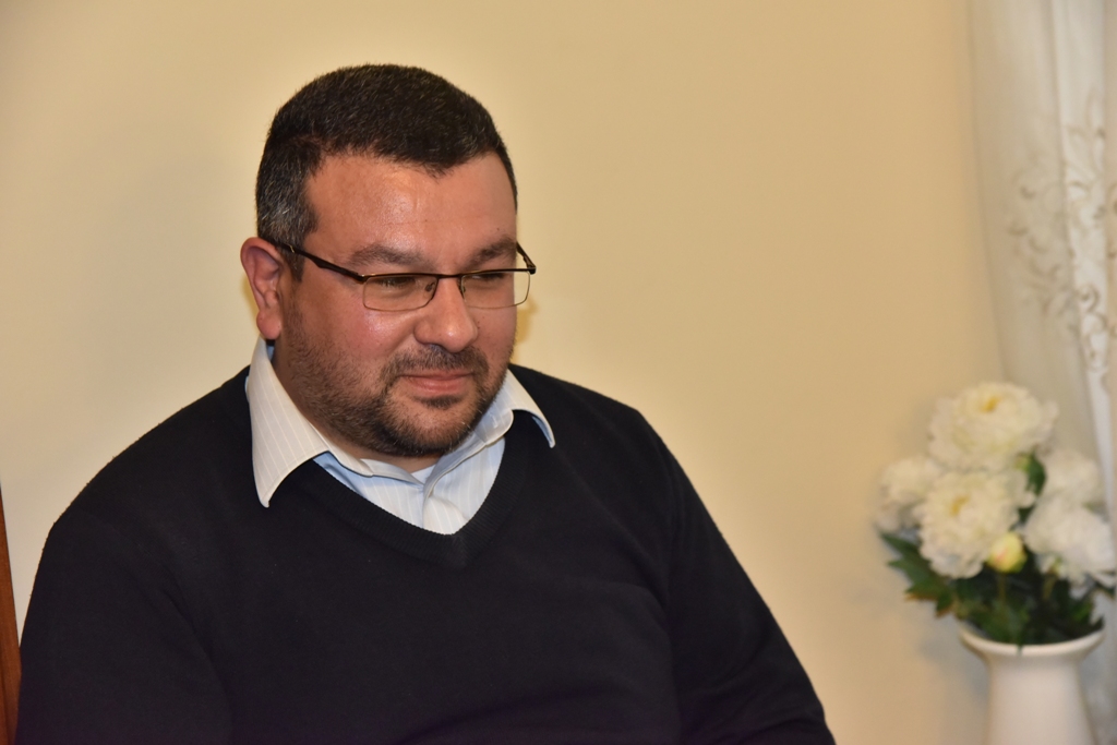 رئيس وأعضاء مجلس بلدية بيت لحم يستقبلون وفداً قضائياً أوروبياً ومديرة المعهد القضائي الفلسطيني في دار البلدية