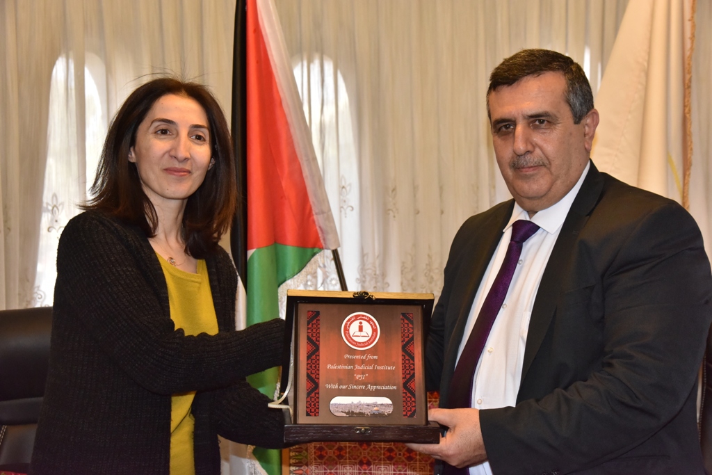 رئيس وأعضاء مجلس بلدية بيت لحم يستقبلون وفداً قضائياً أوروبياً ومديرة المعهد القضائي الفلسطيني في دار البلدية