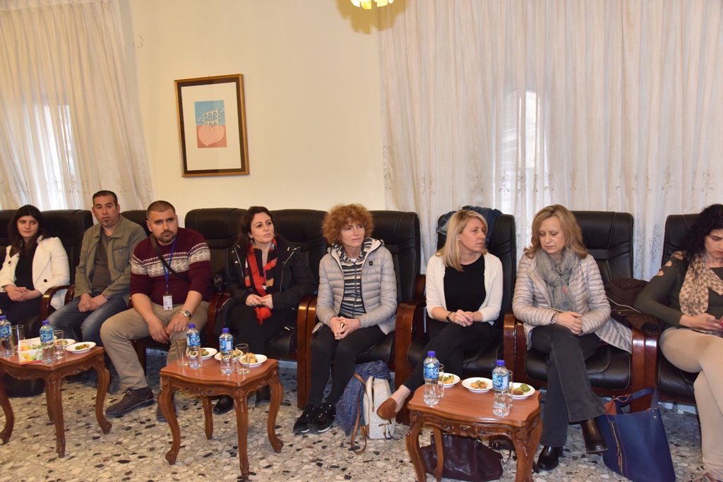 رئيس وأعضاء مجلس بلدية بيت لحم يستقبلون وفداً قضائياً أوروبياً ومديرة المعهد القضائي الفلسطيني في دار البلدية