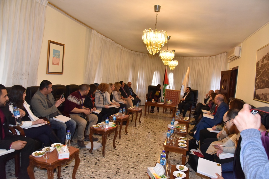 رئيس وأعضاء مجلس بلدية بيت لحم يستقبلون وفداً قضائياً أوروبياً ومديرة المعهد القضائي الفلسطيني في دار البلدية