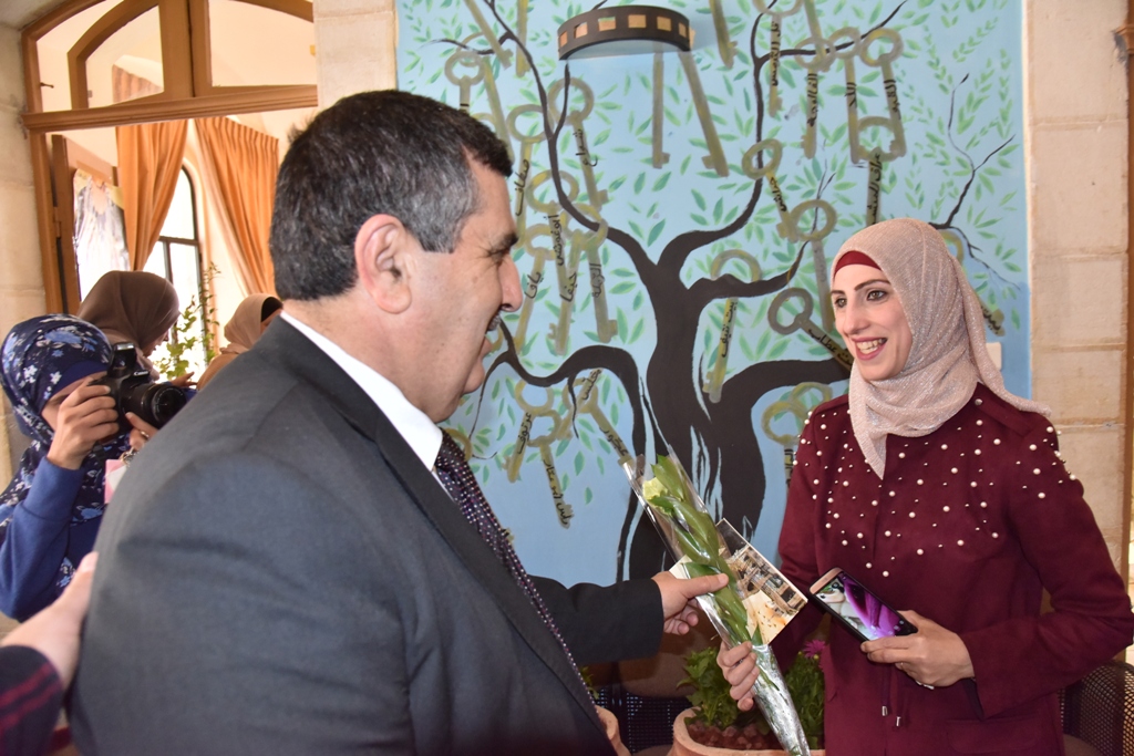 بمناسبة عيد الأم بلدية بيت لحم وحركة فتح ومديرية التربية والتعليم يعايدون المعلمات في المدارس