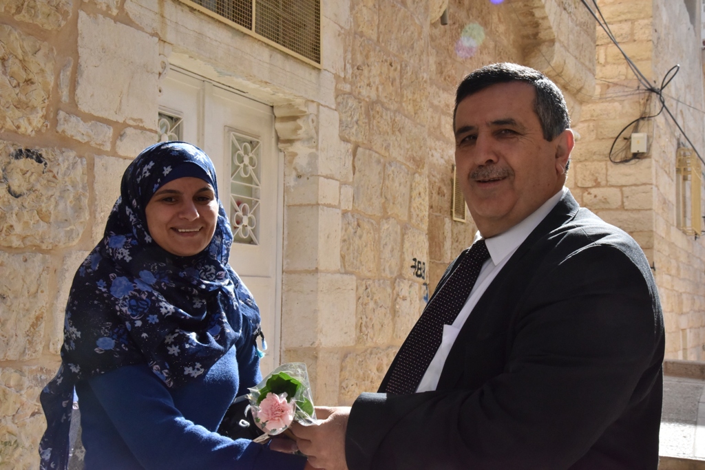 بمناسبة عيد الأم بلدية بيت لحم وحركة فتح ومديرية التربية والتعليم يعايدون المعلمات في المدارس