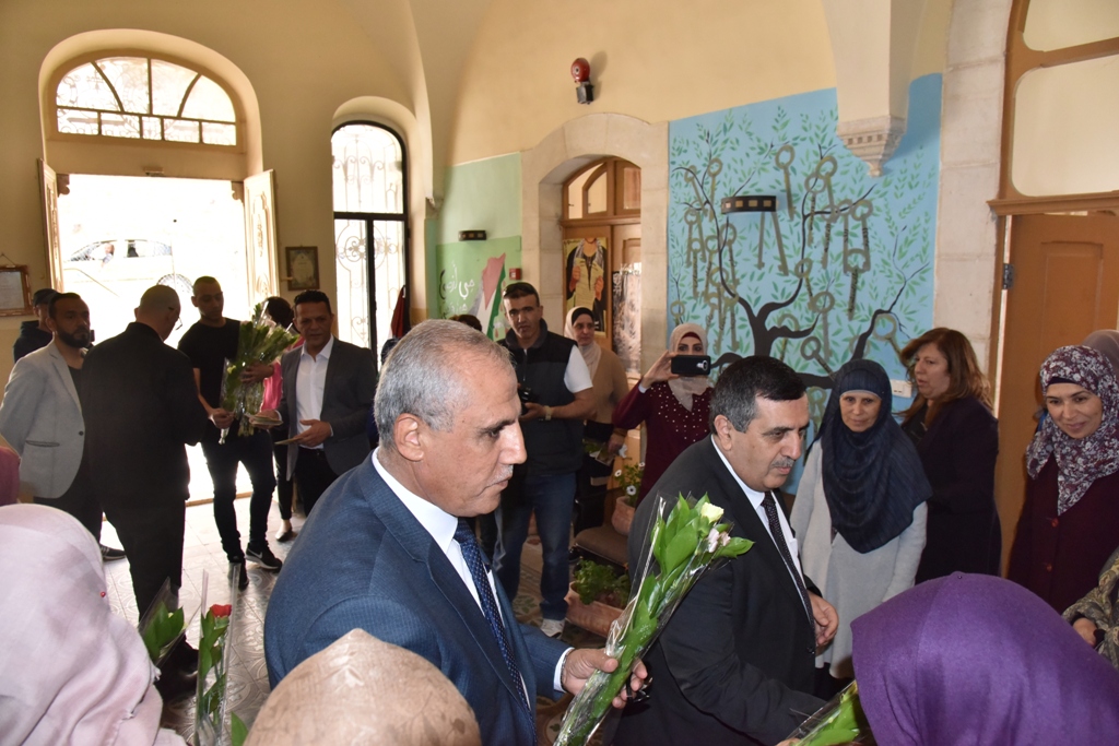 بمناسبة عيد الأم بلدية بيت لحم وحركة فتح ومديرية التربية والتعليم يعايدون المعلمات في المدارس